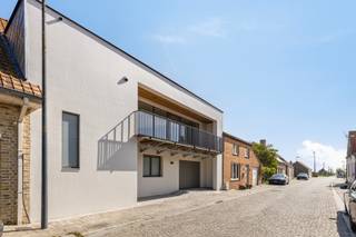 In een rustige zijstraat van het West-Vlaamse polderdorpje Nieuwkapelle, deelgemeente van Diksmuide, stellen we u deze strakke en...