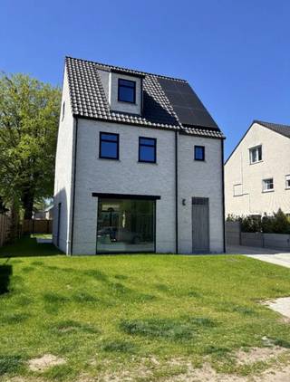 In een rustige straat in een geliefde woonwijk ontdek je deze stijlvolle A+ villa, waar landelijke elegantie en hedendaags comfort...