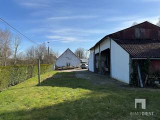 <p><span>Charmante woning met een landelijk karakter in Diest (Kaggevinne)</span></p><p><span>Op zoek naar een woning die rust en ruimte biedt, maar toch dichtbij het stadscentrum ligt? Deze unieke eigendom in Diest (Kaggevinne) ligt op een royaal perceel van maar liefst 4890m² en biedt de perfecte balans tussen landelijke sereniteit en bereikbaarheid. </span></p><p><span>De halfopen bebouwing beschikt over een ruime slaapkamer en een badkamer met zowel een ligbad als een douche. De functionele keuken is voorzien van alle nodige toestellen, en de wasruimte biedt voldoende plaats voor extra apparatuur.</span></p><p><span>De zolder biedt voldoende plaats voor het creëren van minstens 2 extra slaapkamers.</span></p><p><span>Het bijgebouw met een grote garage biedt talloze mogelijkheden: van garage van je auto, caravan of mobilhome tot het inrichten van een ruime werkplaats of opslagruimte. </span></p><p><span>De omliggende tuin is een ware oase van rust, ideaal voor wie houdt van privacy of groene vingers heeft. Dit perceel biedt volop mogelijkheden om je eigen paradijs in de natuur te creëren. <br />Droomt u van eigen schapen of geitjes? De helling achter de woning is een weide en is zeer geschikt voor grazers. Dankzij de helling geniet u zowel vanuit de woning als vanuit de tuin van heel veel privacy en heeft u direct contact met (zicht op) uw grazers.</span></p><p><span>Gelegen op een rustige verbindingsweg tussen Zichem en Diest, bevindt deze woning zich op een strategische locatie: rustig, maar toch vlakbij het bruisende stadscentrum van Diest. Deze woning is de ideale kans voor wie op zoek is naar comfort, ruimte en een prachtige omgeving. Laat deze unieke kans niet aan je voorbijgaan en ontdek het potentieel van deze charmante eigendom!</span></p><p><span>Deze woning heeft EPC F. Bijgevolg is de renovatieplicht van toepassing.<br />De vermelde oppervlakte is momenteel de kadastrale oppervlakte.<br />Deze eigendom wordt verkocht onder de voorwaarde van het bekomen van een opmetingsplan met grensbepaling van de landmeter, in opdracht van de verkoper.<br /><br />Meer info en een bezoek? <br />Contacteer Immo Diest: 013 31 25 22.<br />Wij laten je de woning graag asap bezichtigen.</span></p><p><span>Kan je niet wachten? Bekijk dan zeker nu al de virtuele tour van deze prachtige eigendom op de website <span>www.immodiest.be</span></span><span> </span></p><p><span>Disclaimer:<br />De gebruikte AI-renders op deze website zijn gecreëerd met behulp van artificiële intelligentie en dienen uitsluitend ter illustratie van de mogelijke inrichting of uitstraling van een pand. Deze beelden zijn niet bindend en geven geen garantie over de huidige of toekomstige toestand van het vastgoed. Afmetingen, materialen, kleuren en inrichting op de AI-renders kunnen afwijken van de werkelijkheid. Geïnteresseerden worden aangeraden steeds het pand persoonlijk te bezichtigen en geen rechten te ontlenen aan de getoonde visualisaties. Voor vragen of verduidelijkingen kan u steeds contact opnemen met Immo Diest. </span></p><p><span> </span></p>