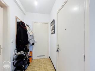 OPGELET: om dit pand te huren of bezichtigen vragen wij steeds eerst een virtueel bezoek te brengen aan het pand. Ga hiervoor naar www.rosseel.be en vul de referentie B355 in in het veld ‘zoek’ bovenaan rechts. Kies dan ‘360°’. De website helpt je nu verder voor de volgende stappen.<br /><br />Dit mooie appartement is gelegen in een bosrijke omgeving te Wondelgem. Het appartement met moderne eigenschappen geniet van zowel veel lichtinval alsook van de rust die de woonwijk meegeeft. Ondanks de rustige woonwijk geniet men toch van een vlotte doorgang naar zowel de ring rond Gent alsook de Gentse binnenstad. Beschikt over een inkomhal, berging, een volledig uitgeruste keuken met toestellen, een leefruimte met grote ruiten, een badkamer met toilet en twee slaapkamers. De garagebox is inbegrepen in de huurprijs. Gemeenschappelijke kosten bedragen 10 euro/maand (forfait). Dit appartement is beschikbaar vanaf 01/11/2026.