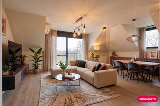 Dit penthouse (145 m²) te Brakel onderscheidt zich door een uitzonderlijk laag E-peil (E39), wat resulteert in een gunstig EPC A-label. Het pand is volledig rolstoeltoegankelijk en voorzien van moderne extra’s zoals airco, zonwering en vliegenramen. De overvloed aan ingebouwde kasten zorgt voor een strakke en georganiseerde uitstraling. Bovendien is de aankoop mogelijk aan 2% verkooprecht, mits het uw enige eigen woning betreft.Wie dit pand wil kopen, kiest voor luxe: de keuken is uitgerust met hoogwaardige toestellen, waaronder een ergonomische vaatwasmachine, en het terras van 13 m² biedt een ideale plek om te ontspannen. INDELING:- Grote inkomhal met gastentoilet;- Lichtrijke en ruime leefruimte met een open, volledig uitgeruste keuken;- Ruim aanpalend terras (13 m²) met een rustgevend zicht op groen;- Masterbedroom (15 m²);- 2 extra slaapkamers, ingericht als bureauruimte;- Ruime badkamer met dubbele wastafel, ligbad en inloopdouche;- Garage (automatische poort) met extra bergruimte (mogelijkheid om bijkomend mee aan te kopen).ALGEMENE INFO:- EPC A (E-peil 39)- CV op gas- Airco- Centrale ligging (markt, winkels, scholen, openbaar vervoer, …)Deze AI-visualisaties zijn bedoeld als inspiratie. Er werd geen rekening gehouden met technische specificaties, stedenbouwkundige voorschriften of concrete mogelijkheden tot realisatie.Bestuursmaatregelen in het maatregelenregister: nee