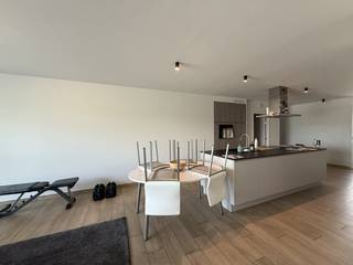 Dit stijlvolle appartement is gelegen in een moderne residentie, pal in het centrum van Geel. Dankzij de centrale ligging bevinden scholen, winkels, supermarkten en horecazaken zich op wandelafstand.<br /><br />Via de lift bereiken we de eerste verdieping. Vanuit de inkomhal is er toegang tot alle vertrekken van het appartement.<br /><br />De lichtrijke woonkamer vormt samen met de open keuken een aangename leefruimte. De keuken is voorzien van een praktisch kookeiland en beschikt over een combi-oven, een vaatwasser, een koelkast en een inductiekookplaat. Via het grote schuifraam in de woonkamer bereik je het achterliggende terras, waar je heerlijk kan genieten van de rust en de buitenlucht.<br /><br />Verder beschikt het appartement over een handige berging, twee slaapkamers en een moderne badkamer met inloopdouche en badkamermeubel.<br /><br />Aan comfort geen gebrek: het appartement is uitgerust met vloerverwarming, driedubbele beglazing, vliegenramen en verlichtingsarmaturen. In de slaapkamers en badkamer zijn bovendien rolgordijnen voorzien. Het volledige appartement wordt nog opgeschilderd, waardoor het volledig instapklaar is.<br /><br />Daarnaast beschik je over een private kelderberging en een garagebox aan de achterzijde van de residentie.<br /><br />De gemeenschappelijke kosten bedragen €50 per maand, inclusief het onderhoud van de gemeenschappelijke delen. Deze zijn inbegrepen in de totale huurprijs van 975 euro.<br /><br />Beschikbaar vanaf 01/01/2027.<br /><br />De troeven:<br /><br />- Topligging in het centrum van Geel<br />- Aangenaam terras aan de achterzijde<br />- Driedubbele beglazing voor een uitstekende isolatie<br />- Garagebox aan de achterzijde<br />- Private kelderberging<br />- Volledig opgeschilderd en instapklaar<br />- Scholen, winkels, supermarkten en horeca op wandelafstand<br /><br />Heb je interesse? Vraag uw bezoek aan via onze website https://www.immovl.be/te-huur/list en druk op de knop <strong>'IK WENS EEN BEZOEK'.</strong>