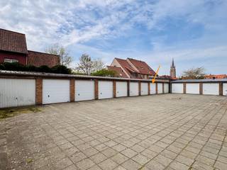 Bovengrondse garagebox gelegen in garagecomplex te Boudewijn Ravestraat (achterliggend nummer 20), Brugge centrum.Afsluitbare garagebox met NIEUWE...