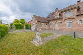 EERSTE BEZOEKDAG ZATERDAG 20/06 VAN 10U TOT 12U (enkel op afspraak!)<br /><br />HAALTERT - Op zoek naar een woning met ruimte, potentieel en een uitstekende ligging? Deze halfopen solide bebouwing bevindt zich op een prachtig perceel van meer dan 16 are en biedt tal van mogelijkheden voor wie comfortabel wil wonen in een groene en rustige omgeving.<br /><br />Bij het betreden van de woning komt u terecht in de inkomhal met apart gastentoilet. Daarnaast bevindt zich een aparte ruimte die perfect kan dienen als bureau voor een zelfstandige activiteit in bijberoep, praktijkruimte of extra slaapkamer.<br />Verder beschikt de woning over een grote en lichtrijke leefruimte met aansluitend een extra bureauruimte of speelhoek, ideaal voor gezinnen of thuiswerk. De ruime keuken met ontbijthoek sluit aan op de berging. Op het gelijkvloers bevindt zich eveneens een douche en een inpandige garage, wat zorgt voor extra comfort en gebruiksgemak.<br />Op de eerste verdieping bevinden zich vier slaapkamers waarvan 1 met extra opbergruimte die kan dienen als dressing/extra opbergruimte, een apart toilet en een ruime badkamer.<br />De zolderverdieping biedt bovendien nog tal van uitbreidingsmogelijkheden en kan ingericht worden als extra slaapkamers, hobbyruimte of polyvalente ruimte.<br />Buiten geniet u van een prachtig aangelegde tuin met een gezellige pergola, ideaal om in alle rust te ontspannen en te genieten van het buitenleven. Dankzij het royale perceel van meer dan 16 are is er bovendien voldoende ruimte voor tuinliefhebbers en gezinnen.<br />Vooraan de woning zijn meerdere staanplaatsen voorzien.<br />De woning biedt de mogelijkheid om verder naar eigen smaak en stijl ingevuld en gemoderniseerd te worden, ideaal voor wie graag zijn eigen touch toevoegt aan zijn toekomstige thuis.<br /><br />Dankzij de centrale, maar toch rustige ligging geniet u van een vlotte bereikbaarheid met winkels, scholen, openbaar vervoer en belangrijke invalswegen in de nabijheid, terwijl u toch kan genieten van rust en privacy.<br /><br />Troeven: stevige solide woning, gunstig epc, zonnepanelen, prachtige tuin, centrale ligging,....<br /><br />Kortom: Bent u op zoek naar een halfopen bebouwing met 3/4 slaapkamers op een ruim perceel met een prachtig aangelegde tuin? aarzel dan niet en maak snel uw afspraak 053/60.65.60<br /><br />De vermelde prijs is een richtprijs. Na ontvangst van de biedingen zal de verkoper beslissen of hij/zij de eigendom verkoopt aan het beste bod. De richtprijs is aldus niet bindend voor de verkoper.
