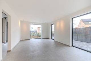 Volledig afgewerkte nieuwbouwwoning (e-peil < 10!) met 3 slaapkamers, 2 badkamers, garage en tuin, gelegen op een centrale ligging in Nijlen! <br /><br />Indeling GLV: inkomhal; apart toilet met handenwasser; lichtrijke en ruime leefruimte met zicht op voor-en achtertuin; geïnstalleerde keuken; aanpalende berging voor stockage; toegang naar de garage met automatische poort, achterdeur en mogelijkheid tot aansluiting WM/DK (24m²). <br /><br />1V: nachthal met sfeerverlichting; technische berging + wasplaats; 2 ruime slaapkamers; badkamer bevat toilet, douche en lavabo; masterbedroom met dressingruimte en ensuite badkamer met bad, douche, dubbele lavabo en toilet. <br /><br />De woning is volledig geschilderd en voorzien van lichtarmaturen (binnen en buiten), kortom volledig instapklaar! <br />De voortuin is aangelegd en omheind met oprit naar de garage; achteraan mooi terras en volledig privatieve tuin met zicht op groen. <br /><br />Algemeen: <br />- E-peil < 10 = geen betaling van onroerende voorheffing gedurende 5 jaar <br />- Vloerverwarming in ganse woning (ook in slaapkamers) <br />- Ventilatie D+ , 3 dubbele beglazing , regenwaterrecup <br />- 3 fase voorzien in garage <br />- Beschikbaar bij akte <br /><br />Bekijk zeker de 360° rondgang via onze website (+ mogelijkheid tot opmeten en ontmeubelen).<br />Alle attesten zijn beschikbaar onderaan op onze website. <br />Voor meer info of een bezoek: 0472 22 22 44 of thanee@solittvastgoed.be.