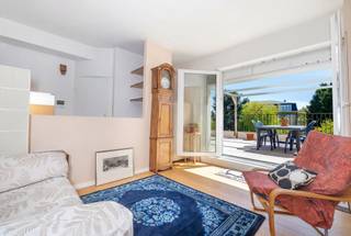 Au dernier étage d’une petite copropriété parfaitement entretenue avec ascenseur, découvrez ce superbe penthouse de ±114 m² (PEB), baigné de...