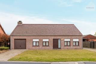 In een rustige en landelijke omgeving te Geel bevindt zich deze praktische open bebouwing op een mooi perceel van 11 are.<br /><br />De woning is volledig gelijkvloers ingedeeld en biedt een aangename leefruimte met veel lichtinval. Aansluitend vind je een veranda die uitkijkt op de achterliggende tuin. De ingerichte keuken sluit naadloos aan op een koele berging, wat extra comfort biedt in het dagelijks gebruik.<br /><br />Verder beschikt de woning over twee volwaardige slaapkamers, een wasplaats en een inpandige garage.<br />De recent vernieuwde badkamer is modern ingericht met een douche en een dubbele lavabo. Ook het aparte toilet werd recent gerenoveerd en voorzien van een nieuwe toilet en lavabo.<br /><br />De zolderverdieping van ca. 100 m² biedt tal van uitbreidingsmogelijkheden. Of je nu extra slaapkamers, een bureau, hobbyruimte of zelfs een kangoeroewoning wenst te creëren, hier kan het allemaal.<br /><br />Buiten geniet je bovendien van een ruime vrijstaande garage van meer dan 100 m², uitgerust met een garagepoort, plaats voor twee wagens en een extra ruimte die perfect kan dienen als werkplaats of hobbyruimte.<br />Kortom, een woning met een sterke basis, veel potentieel en een rustige ligging, ideaal voor wie ruimte en mogelijkheden zoekt.<br /><br /><strong>Extra troeven:</strong>
<ul>
<li>Open bebouwing op een perceel van 1.100 m² in landelijke omgeving</li>
<li>Gelijkvloerse woning met praktische indeling</li>
<li>Zolder met uitbreidingsmogelijkheden</li>
<li>Vrijstaande garage van +100 m², ideaal voor wagens, hobby of werkruimte</li>
</ul>
<br /><strong>Benieuwd of dit jouw plek kan worden?</strong><br />We nemen graag de tijd om je deze woning ter plaatse te laten ontdekken.<br />📞 014 84 83 69<br />✉️ info@sublimmo.be