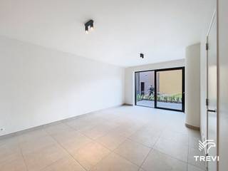 Deze duplex met drie slaapkamers en een bureau, gelegen in het project Mench, biedt een ideale combinatie tussen een appartement en een woning, met ruime volumes en een privatieve buitenruimte. Gelegen in een rustige omgeving met een gemeenschappelijke tuin, geniet het project van een strategische ligging vlakbij openbaar vervoer, winkels en hoofdwegen.<br />Het hoofdniveau omvat een lichtrijke leefruimte met een volledig uitgeruste open keuken, met toegang tot de buitenruimte. Een gastentoilet en een wasruimte vervolledigen dit niveau.<br />Op de verdieping vindt u drie slaapkamers, twee moderne badkamers en een extra ruimte die kan dienen als bureau, dressing of kinderkamer. Een perfect pand voor een gezin of huisgenoten die op zoek zijn naar ruimte en modern comfort.<br />De hedendaagse afwerkingen garanderen optimaal dagelijks comfort: uitstekende energieprestatie met een EPC A, warmtepomp, zonnepanelen, ventilatiesysteem met dubbele flux, vloerverwarming, kwaliteitsvolle materialen en verzorgde afwerkingen. Lage provisies. Onmiddellijk beschikbaar. Mogelijkheid om een parkeerplaats te huren tegen meerprijs (met of zonder laadpaal). Oppervlaktes worden ter indicatie opgegeven.<br /><br />
<p><u>Indeling</u>:</p>
<p>Begane grond</p>
<ul>
<li>Entreehal</li>
<li>Kantoor</li>
<li>Slaapkamer 1</li>
<li>Badkamer</li>
<li>Toilet</li>
<li>Doucheruimte</li>
<li>2 slaapkamers</li>
</ul>
<p>Tuinniveau</p>
<ul>
<li>Woonkamer met volledig ingerichte keuken</li>
<li>Wasruimte</li>
<li>Toilet</li>
<li>Terras + tuin</li>
</ul>