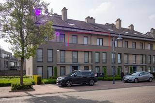 Prachtig appartement afgewerkt met goede materialen om dagelijks te genieten van alle comfort en rust.Alle voorzieningen zoals: winkels, restaurants,...