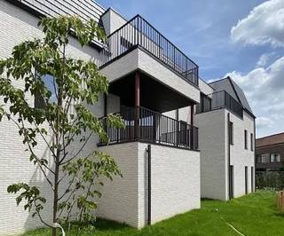 <strong>1 slaapkamer appartement op gelijkvloers met tuin</strong><br />Prijs 875 € + 50 € syndic/maand (staanplaats inbegrepen)<br />Volledig geschilderd en instapklaar vanaf 1-1-2027<br />In het absolute centrum van Kuurne, op de hoek van de 12de Liniestraat en de Koning Albertstraat kun je deze kleine Residentie vinden. deze kleinschalige residentie.<br />Appartement, elk voorzien van de allernieuwste technieken:<br /> - vloerverwarming,<br />- warmtepomp,<br />- zonnepanelen,<br />- hoogwaardige isolatie & dubbel glas<br />- akoestische voorzieningen, <br />- ventilatiesysteem <br />- etc...<br />Er is een kleine gemeenschappelijke buitenzone, lekker in het groen. Tevens is er een staanplaats voor de wagen op de gelijkvloerse verdieping en een fietsenberging. <br />