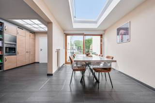 Op zoek naar een instapklare gezinswoning met ruimte, comfort en een uitstekende ligging? Dan is deze verrassend ruime woning in het hart van Burcht absoluut een bezoek waard. Met een bewoonbare oppervlakte van 182 m² op een perceel van 198 m² biedt deze woning alle ruimte om comfortabel te wonen en te genieten.<br />De gezellige leefruimte sluit naadloos aan op de volledig uitgeruste open keuken, het kloppend hart van de woning waar koken, tafelen en samenzijn moeiteloos samenkomen. De aparte wasruimte zorgt voor extra praktisch comfort. De vernieuwde badkamer (2025) met inloopdouche, de recente verwarmingsbrander (2023) en het gunstige EPC-label C (227 kWh/m²/jaar) maken het plaatje compleet.<br />Op de eerste verdieping bevinden zich twee ruime slaapkamers en de stijlvolle badkamer. De tweede verdieping werd volledig ingericht als royale master bedroom met elektrische stores. Dankzij de ruime oppervlakte en de aanwezigheid van Veluxramen aan beide zijden bestaat bovendien de mogelijkheid om deze verdieping eenvoudig op te splitsen in twee afzonderlijke kamers, waardoor een vierde slaapkamer kan worden gecreëerd. Verder beschikt de woning over twee toiletten, een kelder, elektrische rolluiken op het gelijkvloers en een degelijke betonnen structuur. Een absolute troef is de handige zij-ingang, ideaal voor fietsen, tuinmateriaal en vuilniscontainers.<br />Buiten geniet u van een volledig omheinde tuin van ca. 115 m² met een aangenaam terras waar u in alle rust kunt ontspannen of gezellige momenten kunt beleven met familie en vrienden. Dankzij de centrale ligging bevinden scholen, winkels, openbaar vervoer en belangrijke invalswegen zich vlakbij, terwijl ook Antwerpen vlot bereikbaar is. In de nabije omgeving is bovendien een ruime parking met laadpalen voor elektrische wagens voorzien.<br />Een ideale gezinswoning waar u zonder zorgen uw volgende hoofdstuk kunt beginnen.<br />Contacteer ons vandaag nog voor een bezoek.