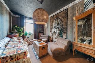 Contact : Maxime Van den Abbeele - 0494/05.23.55 - maxime.v@weinvest.be Vos agences We Invest Charleroi et En Fagne vous proposent une propriété peu commune à Momignies : 434 m² habitables sur un terrain de 783 m², rare tant par ses volumes que par son histoire. Le bâtiment a en effet connu une activité commerciale par le passé, comme en témoignent ses deux anciens espaces de bar de 88 et 49 m², aujourd'hui vides et prêts à accueillir un nouveau projet. Actuellement divisée en 3 logements, la propriété conserve une grande souplesse d'usage : rien n'empêche de garder cette configuration, de tout réunir en une habitation unique, ou d'imaginer une formule associant logement et activité professionnelle. Les volumes s'y prêtent particulièrement bien. À l'extérieur, la propriété dispose de trois garages ainsi que d'un jardin orienté Sud. Le bien nécessite des travaux de rafraîchissement, un aspect déjà intégré dans son positionnement de prix. C'est justement ce qui en fait une opportunité rare : peu de biens dans la région offrent une telle surface et une telle liberté de conception. PEB : F — 431 kWh/m²/an — 20260626033665 Faire offre à partir de 247.000€ Envie d'en savoir plus ou d'organiser une visite ? N'hésitez pas à nous contacter, on se fera un plaisir de vous en dire davantage !