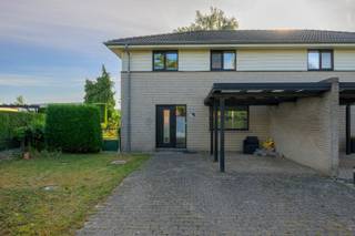 Op enkele minuten van het bruisende centrum van Evergem, bieden wij u in de "Patrijzenstraat 194" deze gezinswoning aan. De woning is uiterst...