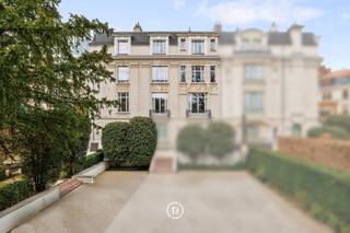 Située dans le prestigieux cœur d'Ixelles et donnant sur les étangs d'Ixelles, nous vous présentons avec fierté cette maison de maître...