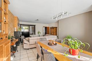 Centraal gelegen in Hamme bevindt zich deze ruime en lichtrijke woning met een bewoonbare oppervlakte van ca. 140 m² op een perceel van 240 m².<br /><br />De woning beschikt over een aangename leefruimte met veel natuurlijk licht en een authentieke houtkachel, een keuken, een ruime badkamer en 3 volwaardige slaapkamers. De grote zolder biedt bijkomend potentieel en kan, mits het plaatsen van een vaste trap, ingericht worden als 4e slaapkamer of polyvalente ruimte.<br /><br />Achteraan bevindt zich een rustige, gezellige tuin. Extra troef is de praktische zijtoegang via een poort, ideaal voor fietsen en afvalberging.<br /><br />Sinds 2019 werden reeds enkele werken uitgevoerd, waaronder de plaatsing van een gas condensatieketel, gedeeltelijke vernieuwing van de ramen en bijkomende isolatie. De woning is voorzien van centrale verwarming. De elektriciteit is niet conform en dient nog in orde gebracht te worden.<br /><br />Ideaal voor wie op zoek is naar een ruime woning met potentieel op een centrale ligging.<br /><br />Interesse? Contacteer Senne via 0499 47 10 68 / senne@woonvast.be voor een bezoek.