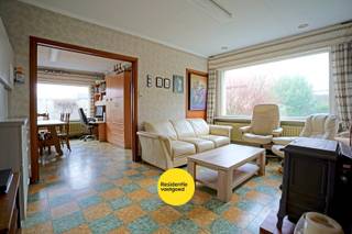 Gezellige woning met veel potentieel te Pervijze op 341m²! <br /><br />Gelegen in een rustige deelgemeente van Diksmuide, bevindt zich deze eigendom met renovatiepotentieel, ideaal voor wie op zoek is naar ruimte en mogelijkheden.<br /><br />Bij het betreden van de woning kom je in de inkomhal met toegang tot de trap naar het eerste verdiep en de badkamer, uitgerust met een ligbad en lavabo. De leefruimte is praktisch ingedeeld met een eetplaats en zithoek en kan zowel verwarmd worden via centrale verwarming (met recente ketel) als met een gezellige kachel.<br />De keuken beschikt over een spoelbak, gasfornuis met oven en dampkap. Aansluitend vind je een handige bergruimte en een aparte wasplaats met aansluiting voor wasmachine en droogkast.<br /><br />Op de eerste verdieping is er in de nachthal een toilet en lavabo aanwezig. Verder zijn er drie slaapkamers, waarvan één momenteel ingericht is als doorloopkamer. Daarnaast is er nog een zolder, die extra mogelijkheden biedt.<br /><br />De tuin bevindt zich aan de voorzijde van de woning en beschikt over een berging en een garage, wat zorgt voor extra opslag- en parkeerruimte.<br /><br />Interesse? Maak dan vandaag nog een afspraak voor een bezoek ter plaatse.<br /><br />De vermelde prijs is een richtprijs, elk bod wordt overgemaakt aan de eigenaar die zich het recht voorbehoud het bod al dan niet te aanvaarden.<br /><br />Neem voorsprong met een vrijblijvende en gratis schatting van uw eigendom via:<br />http://www.residentievastgoed.be/gratisonlineschatten<br /><br />EPC: 547 kWh/m² (Ref. NI22439)