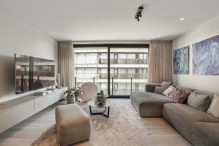 <p><span>Luxueus en klassevol afgewerkt 2-slaapkamerappartement met lateraal zicht naar zee en dit alles gesitueerd vlak aan de jachthaven van Blankenberge. </span></p><p><span>In de leefruimte kan u genieten van talrijke ingemaakte kasten en kwalitatieve materialen met een warme uitstraling. </span></p><p><span>De open keuken met keukeneiland is uitgerust met een stenen werkblad, inductiekookplaat, frigo, diepvries, spoelbak, grote frigo, microgolf en oven. </span></p><p><span>Zalig verpozen voor een aperitief kan u doen in het salon die u zicht biedt op zee of vanop het terras. </span></p><p><span>De onderhoudsvriendelijke vloer, stijlvolle glazen deur, sfeervolle verlichting en bijpassende raamdecoratie zijn slechts enkele van de vele troeven. </span></p><p><span>Er zijn 2 slaapkamers die zijn afgewerkt met tv-aansluiting en grote ingemaakte kasten waarvan 1 met een bedkast (1m40).</span></p><p><span>In de badkamer vinden we een ruime inloopdouche, dubbele lavabo met groot lavabomeubel met spiegelkasten. </span></p><p><span>Er is een volledig betegeld afzonderlijk toilet. </span></p><p><span>De afzonderlijke berging biedt u plaats voor wasmachine, droogkast en extra bergruimte. </span></p><p><span>Het appartement is afgewerkt met aluminium raamprofielen met hoogrendementsbeglazing en wordt verwarmd op gas met vloerverwarming. </span></p><p><span>Bovendien is het appartement voorzien van ene blanco elektrische keuring en een zeer gunstig epc. </span></p><p><span>Het gebouw beschikt over een gemeenschappelijke fietsenstalling, privatieve kelders en een huisvuillokaal. </span></p><p><span>De residentie C-dream is een recent gebouw (bouwjaar 2023) en geniet van de laatste nieuwe isolatienormen. </span></p><p><span>Wie houdt van luxe en comfort op een toplocatie is hier aan het juiste adres. </span></p><p><span> </span></p>