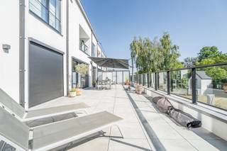 Découvrez ce spacieux et lumineux appartement, situé à deux pas du centre de Hal. Son atout majeur est sans aucun doute son exceptionnelle terrasse de pas moins de 69 m², offrant une magnifique vue sur la basilique.
L’appartement se compose d’un vaste hall d’entrée avec toilette séparée et d’un agréable espace de vie comprenant une cuisine ouverte, une salle à manger et un salon. Il dispose également de deux chambres ainsi que d’une salle de douche équipée d’une douche à l’italienne et d’un double lavabo.
Le salon et les deux chambres donnent directement accès à la généreuse terrasse. Le spacieux débarras fait également office de buanderie.
Un emplacement de parking souterrain est disponible au prix de 15.000 €.
Parmi les autres atouts figurent les screens solaires, l’excellent label PEB A ainsi que l’installation électrique conforme.