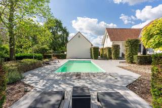 Op een steenworp van het centrum van Zonhoven bevindt zich deze instapklare woning. Hierdoor zijn alle dagelijkse behoefte in de directe omgeving. Zowel natuurgebied De Teut als Domein Bokrijk zijn gelegen in een straal van 1,5km. <br />De woning werd door de huidige eigenaars volledig gerenoveerd met hoogwaardige materialen en zeer goed onderhouden. Op de gelijkvloerse verdieping is er een ruime L-vormige leefruimte met toegang tot het deels overdekt terras. De keuken is volledig geïnstalleerd (oven - stoomoven - frigo/diepvries - wijnfrigo - inductievuur) en voorzien van alle comfort. Aan de keuken is er een gezellig terras. De inkomhal beschikt over een gastentoilet en een vestiaire. Verder is er op het gelijkvloers een slaapkamer (parket) met aansluitend een badkamer (inloopdouche + ligbad + lavabomeubel). <br />Op de eerste verdieping zijn er 2 ruime slaapkamers (met ingebouwde kasten), een dressing, een bureauruimte en een badkamer (toilet, ligbad, lavabomeubel). De nachthal is voorzien van ingebouwde kasten. <br />De tuin is volledig aangelegd en voorzien van 2 terrassen, een verwarmd zwembad d.m.v. warmtepomp en berging met toilet. De installatie van het zwembad is voorzien in de bijbouw/garage met studio. Op de gelijkvloerse verdieping is er een dubbele garage met automatische poort, aansluiting wasmachine en droogkast en berging. Op de eerste verdieping is er een leefruimte met badkamer (douche + toilet + lavabomeubel). <br /><br />TROEVEN:<br />+ EPC = Label B (116 kWh/m² jaar) = geen renovatieverplichting<br />+ Asbestveilig<br />+ elektriciteit conform<br />+ 42 zonnepanelen met groenestroomcertificaten<br />+ vloerverwarming<br />+ alarm<br />+ parket op de slaapkamers<br />+ verschillende ingebouwde kasten<br />+ verwarmd (warmtepomp) zwembad (liner)<br />+ instapklaar <br /><br />Interesse? 011/873307 of info@puur-groep.be