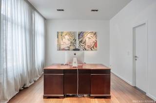 <div>Stap binnen in deze unieke loft, verdeeld over drie herenhuizen, waar authenticiteit en modern comfort elkaar naadloos versterken.</div>
<div></div>
<div>Op de eerste verdieping bevindt zich een ruime inkomhal met vestiaire en gastentoilet. Aansluitend volgt de riante leefruimte op parketvloer, die zich uitstrekt over de volledige gevelbreedte en baadt in natuurlijk licht. Er is plaats voor een zithoek, een royale eettafel en desgewenst een bureauruimte. Een open haard en automatische zonnewering bieden bijkomend comfort.</div>
<div></div>
<div>Aan de achterzijde bevindt zich de open keuken, volledig vernieuwd in 2019 en uitgerust met hoogwaardige toestellen van topmerken zoals V-ZUG en Gaggenau. Aansluitend is er een praktische berging met aansluitingen voor wasmachine en droger. Op deze verdieping is tevens een aparte slaapkamer met ensuite badkamer terug te vinden.</div>
<div></div>
<div>De binnentrap leidt naar de masterbedroom met dressing, verbonden via een elegante loopbrug met de luxueuze badkamer, uitgerust met ligbad, inloopdouche, toilet en dubbele wastafel.</div>
<div></div>
<div>Op de derde verdieping bevindt zich een afzonderlijke studio met kitchenette, leefruimte en badkamer met douche. Deze ruimte leent zich uitstekend als gastenverblijf, creatieve werkplek of het creëren van twee extra slaapkamers. Vanuit de studio is er directe toegang tot het ruime en rustige terras aan de achterzijde.</div>
<div></div>
<div>Extra troeven:</div>
<div></div>
<div>•<span> </span>Mogelijkheid tot aankoop van een dubbele garagebox in een tegenoverliggend gebouw (met elektrische poort) voor € 45.000</div>
<div>•<span> </span>Alarmsysteem aanwezig</div>
<div>•<span> </span>Automatische zonnewering in de leefruimte</div>
<div>•<span> </span>Recent opnieuw geoliede parketvloeren</div>
<div>•<span> </span>Binnenmuren recent geschilderd</div>
<div>•<span> </span>Lage gebouwskosten</div>
<div>•<span> </span>Aparte meters</div>
<div></div>
<div>Deze loft biedt niet alleen uitzonderlijk wooncomfort, maar ook een uiterst gunstige ligging met alle voorzieningen in de nabijheid, alsook een vlotte bereikbaarheid via openbaar vervoer en grote invalswegen.</div>
<div></div>