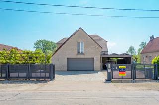 Laat je verrassen door deze uitzonderlijke villa <strong>(Bouwjaar: 2000) </strong>rustig gelegen in het idyllische Denderwindeke.<strong> Op een royaal perceel van 2.277 m² en met een bewoonbare opp. van maar liefst 311 m² (excl. bijgebouwen en afgewerkte zolder), combineert deze eigendom ruimte, privacy en hedendaags wooncomfort. </strong>Bij het betreden van de woning kom je terecht in een lichtrijke inkomhal die naadloos overgaat in een ruime en gezellige leefruimte. Dankzij de grote raampartijen geniet je hier van een aangename lichtinval en een prachtig zicht op de tuin. De woning beschikt over <strong>4 volwaardige slaapkamers,</strong> ideaal voor gezinnen of wie extra ruimte wenst. 2 Kamers zijn bovendien uitgerust <strong>met AIRCO</strong> voor optimaal comfort. <strong>De volledig vernieuwde keuken (2016),</strong> uitgebreid met een aanbouw, vormt het hart van de woning. Ze is uitgerust met kwalitatieve toestellen en hoogwaardige materialen – perfect voor kookliefhebbers. Aansluitend vind je een gezellige eetruimte met uitzicht op het groen, waar tafelen een echte beleving wordt. Ook op vlak van bergruimte en functionaliteit scoort deze villa uitstekend. Denk aan <strong>een dubbele garage, een volledig afgewerkte zolder en een praktisch tuinhuis met extra opslagruimte.</strong><br />Buiten word je ondergedompeld in <strong>een prachtig aangelegde tuin</strong>. Het poolhouse, voorzien van jacuzzi, douche en bergruimte, maakt het plaatje compleet en biedt pure ontspanning in eigen tuin. De woning zet bovendien in op duurzaamheid, met<strong> 25 zonnepanelen en een gunstig EPC (B – 143 kWh/m² jaar),</strong> wat bijdraagt aan een energiezuinige en toekomstgerichte woonervaring.<br /><strong>Troeven op een rij: Instapklare en uitstekend onderhouden villa. Vernieuwde keuken met aanbouw (2016) Prachtige tuin met poolhouse en jacuzzi. 25 zonnepanelen – energiezuinig (EPC B). Dubbele garage, afgewerkte zolder en veel bergruimte. Domotica, alarmsysteem en geautomatiseerde poort. ELEKTRICITEIT CONFORM. ASBESTVELIG. </strong><br /><strong>CENTRAAL stofzuigsysteem. Vernieuwde videofonie. Geautomatiseerd hekwerk en poort. Vernieuwd alarmsysteem. Domotica</strong>