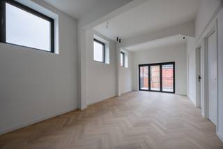 Residentie Luppen: kleinschalig renovatieproject nabij het Groen Kwartier<br /><br />Nabij het Groen Kwartier bevindt zich dit kleinschalig renovatieproject, op wandelafstand van scholen, winkels, openbaar vervoer en sfeervolle horecazaken. <br />Dit hippe project omvat 6 appartementen en 1 penthouse, met verschillende indelingen en keuze uit 1 of 2 slaapkamers, met oppervlaktes variërend van 50 tot 80 m². Elk appartement beschikt over een aangenaam, zuidgericht terras met uitzicht op het woonerf De Confiserie.<br /><br />De appartementen worden afgewerkt met kwalitatieve en duurzame materialen en zijn energiezuinig (zonnepanelen, vloerverwarming, ventilatiesysteem). Bovendien zijn alle appartementen volledig geschilderd en dus onmiddellijk instapklaar.<br /><br />Info en verkoop:<br />De verkoop geschiedt onder BTW op het constructieaandeel en registratierechten op het grondaandeel.<br />De aankoop van een kelderberging is verplicht (prijzen vanaf 4.500, exclusief aankoopkosten).<br />Optioneel kan er een ondergrondse autostaanplaats worden aangekocht.<br />Voor meer info: bel Karin op 0486/97 84 27 of mail karin@reds.be