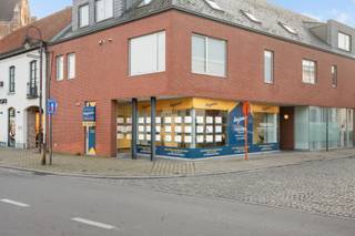 - Emplacement central: Place 2 à Dadizele- Espace commercial/bureau avec grande vitrine- Chauffage central (radiateurs) avec chaudière à condensation...