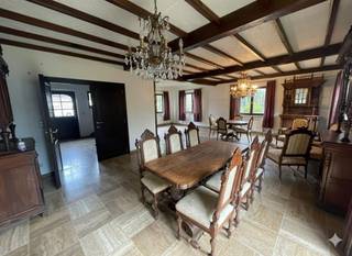 Deze erg ruime nineties villa ligt op een riant perceel van meer dan 18 are en ligt daardoor ver van alle buren af, en dat op een erg mooie...