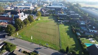 Ontdek deze bouwgrond in Ruien, op de hoek van de Avelgemstraat en Kapellestraat. Ruien is als deelgemeente van Kluisbergen een dorp met heel wat troeven. Het is gelegen tussen de Schelde en het Kluisbos en omgeven door het prachtig landelijk gebied van de Vlaamse Ardennen. Je kan er heerlijk ontspannen langs tal van wandelpaden en fietsroutes. Bovendien woon je er op wandelafstand van winkels, scholen (900 m) en openbaar vervoer (bushalte op 150 m).
Dit perceel is bestemd voor open bebouwing. De grootte van deze villagrond en de ruime stedenbouwkundige voorschriften (1 of 2 bouwlagen, vlak of hellend dak) bieden je vele mogelijkheden. We bouwen hier jouw nieuwe, energiezuinige woning volledig op maat, tegen een vaste prijs.
Een kijkje nemen? Je vindt de verkaveling ter hoogte van Avelgemstraat 39. Of contacteer Mathieu en ontdek alle mogelijkheden.