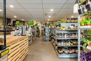 Dit handelspand is gunstig gelegen langs de Mechelsesteenweg in Kontich. Dankzij de centrale ligging, de goede bereikbaarheid en de brede etalage geniet het pand van een uitstekende zichtbaarheid en vormt het een interessante vestigingsplaats voor uiteenlopende commerciële activiteiten.<br /><br />Het handelsgelijkvloers beschikt over een ruime toonzaal met grote glaspartijen aan de straatzijde, die zorgen voor natuurlijke lichtinval en bieden heel wat mogelijkheden om producten te presenteren. De indeling kan worden afgestemd op de behoeften van de toekomstige gebruiker, bijvoorbeeld voor detailhandel, een showroom, kantoor met commerciële functie of dienstverlening, onder voorbehoud van de geldende stedenbouwkundige voorschriften.<br /><br />Naast de toonzaal beschikt het pand over een ruime polyvalente ruimte, een keuken, een gang, een apart toilet en een kleine berging. Deze aanvullende ruimtes bieden mogelijkheden voor opslag, personeelsvoorzieningen of andere ondersteunende activiteiten.<br /><br />De buitenruimte vormt een bijkomende troef en kan zowel functioneel worden benut als een aangename plek bieden om tijdens de pauze even buiten te zitten.. Op technisch vlak is het pand uitgerust met een warmtepomp, geplaatst in 2025, en ventilatie met warmterecuperatie.<br /><br />Het pand wordt momenteel gebruikt door Anaconda, dat verhuist naar een locatie wat verderop. Het handelsgelijkvloers komt daardoor vrij voor een nieuwe invulling.<br /><br /><strong>Troeven</strong>
<ul>
<li><span>Commerciële ligging aan de Mechelsesteenweg in Kontich</span></li>
<li><span>Brede etalage met goede zichtbaarheid</span></li>
<li><span>Ruime toonzaal</span></li>
<li><span>Afzonderlijke keuken en apart toilet</span></li>
<li><span>Buitenruimte aanwezig</span></li>
<li><span>EPC B</span></li>
<li><span>Warmtepomp & v</span><span>entilatie met warmterecuperatie</span></li>
</ul>
Interesse in dit handelspand? Contacteer ons via 03 337 50 70 of info@vbvastgoed.be voor meer info of een afspraak!