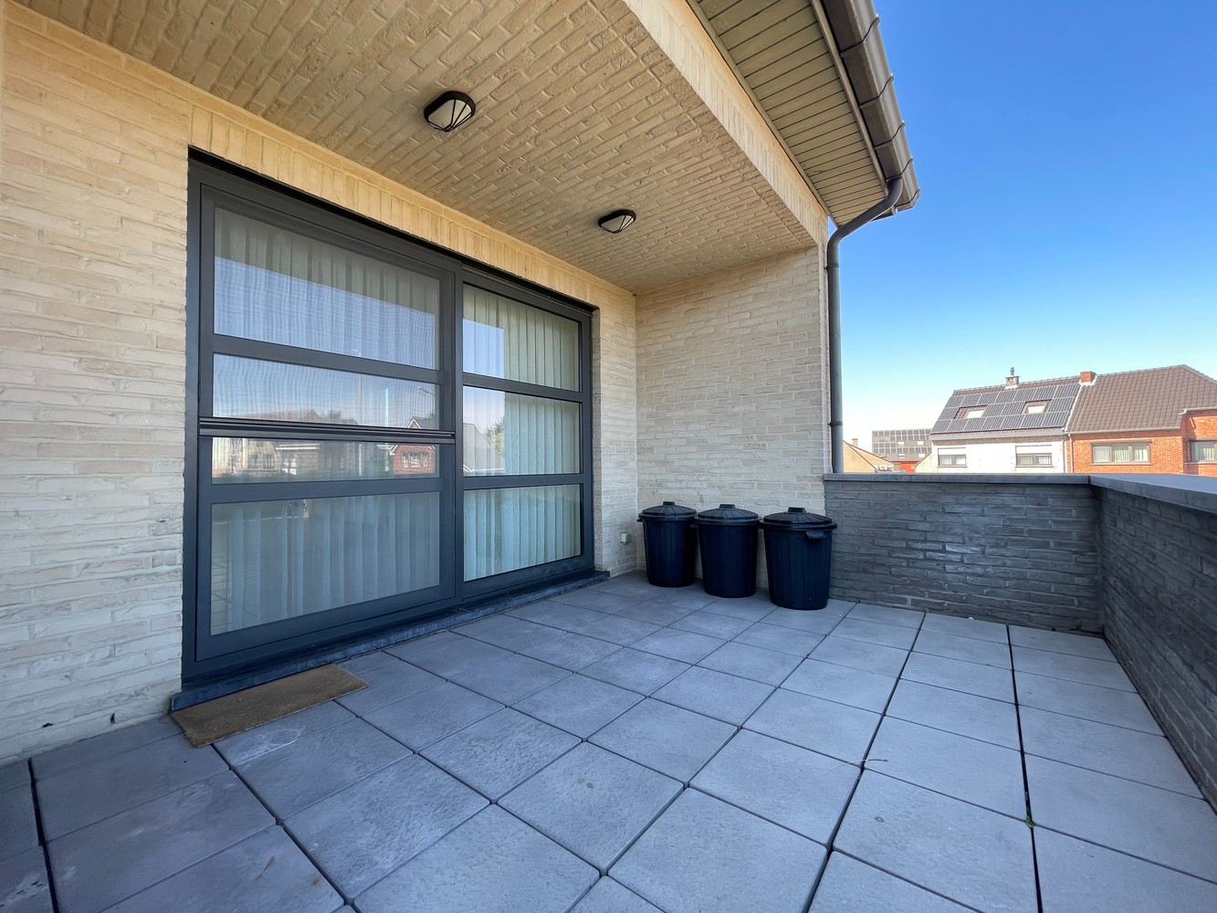 Ruime duplex (2 slpks) met 3 terrassen en aparte toegang in kleinschalige residentie. - foto 1