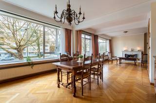 Ruim en lichtrijk appartement met vier volwaardige slaapkamers, twee badkamers en twee terrassen, gelegen op een centrale en vlot bereikbare...