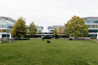 Ce complexe de bureaux, situé au milieu de la verdure, avec une belle vue et beaucoup de lumière naturelle, se compose de quatre bâtiments distincts, reliés par le parking souterrain. Look moderne, chaque plate-forme se compose d'un noyau central d'ascenseurs et une sanitaire, entouré par les bureaux. <br /><br />Le bâtiment offre également diverses installations telles qu'un restaurant et des services de restauration, un parking pour voitures et vélos, une piste de course, une salle de sport et des cours de spinning, une aire de déjeuner en plein air, des salles de réunion à louer, des douches et des vestiaires, un carwash, une blanchisserie, des bornes de recharge pour voitures, etc. <br /><br />• Des places de parking sont disponibles (950 €/place/an)<br />• Taxes et charges sur demande<br />• L'espace d'archivage est disponible (60 €/m²/an)<br />• Surface: 1.337 m²