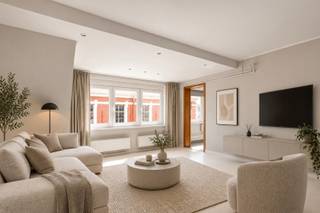 <p>TE KOOP – GENT<br /><br />Contacteer Bruno voor een afspraak of meer informatie via 0495 12 20 64<br />Dit appartement ligt in het hart van Gent, in de rustige Abrahamstraat. Het stadsleven begint om de hoek: markten, terrassen, restaurants en cultuur op twee minuten te voet. De stille straat combineert het bruisende stadsleven met echte rust. Vanaf het terras kijkt u uit over het Prinsenhof en de kloostertuin van de Karmelieten.<br /><br />Het appartement bevindt zich op de vierde verdieping (lift aanwezig), onder het geïsoleerde dak. Via een ruime inkomhal met apart gastentoilet komt u in de riante leefruimte van 47 m². Door de indeling en de doorgangen kan eenvoudig een tweede slaapkamer worden voorzien. De afzonderlijke keuken is functioneel ingericht en biedt zicht op de historische gevels. De badkamer is recent gerenoveerd en voorzien van een inloopdouche. Er is een recente boiler en de elektrische installatie is conform. Het appartement beschikt over individuele centrale verwarming op aardgas.<br /><br />Dankzij de centrale ligging, het terras met uitzicht over het Prinsenhof, de rust op de bovenste verdieping en de flexibele indeling is dit een zeldzame kans voor wie in het centrum van Gent wil wonen zonder in te boeten op stilte en ruimte.<br /><br />Alle beschikbare documenten kunt u terugvinden op onze website.</p>
