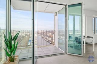 <p><span>Beschrijving appartement</span></p><p><span>Prachtig afgewerkt appartement met Italiaans design en unieke uitzichten over de stad! Bij binnenkomst in de inkomhal merkt u direct de stijlvolle, ingebouwde vestiairekast in gebrand hout op. Wanneer u vervolgens de leefruimte binnen wandelt, is het ruimtelijk en licht gevoel het eerste dat u opmerkt. De ruimte is praktisch ingedeeld waarbij u na een gezellige avond in een handomdraai het prachtig, ruim zitmeubel om kan toveren tot een comfortabel tweepersoonsbed. De ARCLINEA-keuken met kookeiland is een echte blikvanger en biedt ultiem comfort dankzij de hoogwaardige inbouwtoestellen van Siemens, waaronder een koffiemachine, combi-oven, vaatwasser, grote koelkast, aparte vriezer en inductie kookplaat. Bovendien is er een overvloed aan opbergruimte in de op maat gemaakte kasten. Het gezellige terras biedt een prachtig uitzicht en laat u genieten van de avondzon. Via de hal bereikt u een apart toilet en een luxueuze badkamer met een grote inloopdouche, dubbel lavabomeubel met spiegelkast en een verwarmd droogrek. Daarnaast beschikt het appartement over een berging met aansluitingen voor een wasmachine en droogkast. Bent u al helemaal verkocht? Boek snel uw afspraak via <span>www.ccimmo.be</span></span><span> of via mail: info@ccimmo.be</span></p><p><span> </span></p><p><span>Indeling</span></p><ul><li><span>Lichtrijke leefruimte ca. 26m² met uniek uitzicht over de stad en haven. De leefruimte is voorzien van een prachtig, ruim zitmeubel met uitklapbaar, dubbel bed naar italiaans design.</span></li><li><span>Open keuken met groot eiland van Arclinea, ook hier werd gekozen voor hoogwaardig Italiaans design! De keuken is voorzien van een ingebouwd koffiezetapparaat, vaatwasser, combi-oven in het wandmeubel en een inductie kookplaat in het kookeiland. Alle toestellen zijn van het merk Siemens. De keuken biedt opvallend veel opbergruimte en voorzien van knappe details die bijdragen aan de luxueuze uitstraling.</span></li><li><span>In de leefruimte is een ruime berging voorzien, met voorzieningen voor een wasmachine en droogkast.</span></li><li><span>Grote badkamer voorzien van een dubbel lavabomeubel, inloopdouche en verwarmd droogrek.</span></li><li><span>De inkomhal is voorzien van een ingemaakte kast.</span></li><li><span>Aparte toilet.</span></li><li><span>Via de leefruimte hebt u toegang tot een noord-west georiënteerd terras met prachtig uitzicht over Antwerpen.</span></li></ul><ul><li><span>In de kelder (-2) is er een grote kelderberging gekoppeld aan het appartement dewelke is inbegrepen in de prijs.</span></li></ul><p><span> </span></p><p><span>Extra's</span></p><ul><li><span>De hoge plafonds van ca. 2,90m² zorgen voor een extra ruimtelijk gevoel!</span></li><li><span>De blokdeuren dragen bij aan het strakke en minimalistisch design.</span></li><li><span>Elke ruimte is voorzien van een ventilatiesysteem type D.</span></li><li><span>Het gehele appartement is voorzien van een kwalitatieve en onderhoudsvriendelijke keramische tegel.</span></li><li><span>Elke ruimte is voorzien van knappe in- en opbouwspots.</span></li></ul><p><span> </span></p><p><span>Algemene huurinformatie</span></p><ul><li><span>Huurprijs: 950 EUR/maand.</span></li><li><span>Beschikbaarheid: 15/03/2026.</span></li><li><span>Mogelijkheid tot ondergrondse parking: 110 EUR/maand.</span></li></ul><ul><li><span>Algemene kosten: 220 EUR/maand privatief verbruik van verwarming (gas), blokpolis, inboedelverzekering, onderhoud lift, elektriciteit en onderhoud gemeenschappelijke delen. </span></li><li><span>Waarborg: 3 maanden.</span></li><li><span>Provisie elektriciteit: 50 EUR/maand, individuele meter, kan op naam huurder gezet worden.</span></li><li><span>Individuele meter water.</span></li></ul><ul><li><span>Kostprijs verplichte plaatsbeschrijving 175 EUR excl. btw.</span></li><li><span>Kostprijs verplichte inventarislijst 100 EUR excl. btw.</span></li><li><span>Telenet Easy Internet: 35,44 EUR/maand, kan op naam huurder gezet worden.</span></li></ul><p><span> </span></p><p><span>Gebouw</span></p><ul><li><span>Residentie 'De lichttoren' bestaat uit 21 verdiepingen met in totaal 147 appartementen en kantoorruimtes. Ondergronds bevinden zich de private staanplaatsen en bergingen. Het gebouw is ontworpen door de bekende architect Bob Van Reeth. De structurele duurzaamheid in combinatie met de akoestiek en het energie vraagstuk waren de maatstaf!</span></li><li><span>Videofonie aanwezig. </span></li><li><span>Camerabewaking in de gemeenschappelijke delen.</span></li><li><span>Lift aanwezig. </span></li></ul><p><span> </span></p><p><span>Ligging</span></p><ul><li><span>Gelegen aan het gezellige Park Spoor-Noord en het nieuwe ZNA ziekenhuis.</span></li><li><span>Het centrum is op fiets- en wandelafstand!</span></li><li><span>Vlotte verbinding naar E19. </span></li><li><span>Openbaar vervoer voor de deur.</span></li><li><span>Campussen, cafés en restaurants in de directe omgeving.</span></li><li><span>MOBISCORE: 9,7/10!</span></li></ul><p><span> </span></p><p><span>*De informatie in deze prospect is ter informatieve titel: de kandidaat-kopers moeten hun eigen zaak maken van het verkrijgen, controleren en interpreteren van deze informatie.</span></p><p><span> </span></p>