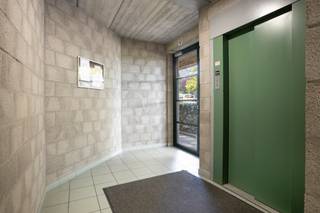 <p>Welkom in dit lichtrijke appartement aan de Eénmeilaan in Kessel-Lo, een rustige en gegeerde woonwijk vlakbij Leuven. Op de derde verdieping van een verzorgd gebouw met lift geniet je hier van een instapklaar thuis waar wonen vanaf dag één aangenaam voelt. De rustige ligging, gecombineerd met de nabijheid van alle stedelijke voorzieningen, maakt dit een plek waar je je meteen op je gemak voelt.</p><p>Via de inkomhal kom je binnen in een aangename leefruimte van maar liefst 32 m², die naadloos overloopt in een volledig vernieuwde keuken uit 2017 van 7 m², voorzien van hedendaags comfort zoals een vaatwasser, oven, microgolf en keramische kookplaat. Een praktisch bijkeukentje van 2 m² zorgt voor extra bergruimte. Het appartement telt twee ruime slaapkamers van elk 12 m², ideaal voor gezin, thuiswerk of bezoek, en een volledig vernieuwde badkamer van 2017 met ligbad met douche en afzonderlijk gastentoilet. In totaal biedt de woning een bewoonbare oppervlakte van 91 m², verdeeld over een heldere en functionele indeling.</p><p>Naast binnen genieten kan je ook even buiten vertoeven op het terras van 5 m², mooi georiënteerd op het oosten voor een rustig moment in de ochtendzon. Het appartement beschikt daarnaast over een eigen inpandige garagestaanplaats, een echte troef in deze buurt. De afwerking is verzorgd met geschilderde pleisterwanden, tegelvloeren en aluminium buitenschrijnwerk met dubbele beglazing. Dankzij de nieuwe Viessmann hoogrendementsketel van 2025 en het uitstekende EPC-label A (87 kWh/m²) combineert dit appartement wooncomfort met energiezuinigheid. Het gebouw wordt beheerd door een syndicus, wat zorgt voor een vlotte opvolging van het gemeenschappelijk onderhoud.</p><p>De ligging is een echte meerwaarde: op slechts 250 meter vind je openbaar vervoer, winkels bevinden zich op wandelafstand en scholen zijn vlot bereikbaar binnen de buurt. Ook het station en de invalswegen richting Leuven en omgeving liggen op een boogscheut, wat dagelijks pendelen of een uitstap naar de stad bijzonder eenvoudig maakt. Kortom, een ideale uitvalsbasis voor wie rust en bereikbaarheid wil combineren.</p><p>Interesse om dit instapklare appartement te komen bekijken? Boek snel een afspraak via onze website voor de "Avant-Première" op 28 & 29 oktober met vastgoedadviseur Jos Vanvlasselaer of bel op gsm 0499/27 85 10, tot binnenkort.</p>