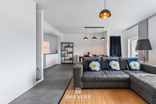 Voor meer info en foto’s, surf naar www.swevers.be – Achter deze charmante gevel in de Velpenstraat in Halen schuilt een verrassend ruime...