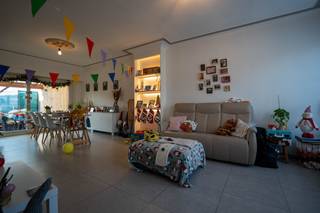 Goed gelegen woning nabij scholen, winkels en het centrum van Melsele. Indeling als volgt: inkomhal met apart toilet, gezellige woonkamer en...