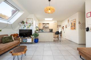 Op zoek naar een instapklaar appartement met veel natuurlijke lichtinval, aangename buitenruimte en een centrale ligging? Dit verzorgde appartement op de derde verdieping combineert comfortabel wonen met maar liefst 2 terrassen, een lift en een private parkeerplaats.<br /><br />Dankzij de lichtrijke leefruimte, open keuken en twee ruime buitenruimtes is dit een aangename plek om thuis te komen. Bovendien bevindt het appartement zich in het centrum van Sint-Pauwels, met winkels en voorzieningen binnen handbereik.<br /><br />Indeling<br />- Inkomhal<br />- Ruime en lichtrijke leefruimte met plaats voor een gezellige zit- en eethoek<br />- Open keuken met ruim werkblad en centraal kookeiland<br />- Rechtstreekse toegang vanuit de leefruimte tot het eerste terras<br />- Tweede ruim terras met open zicht, ideaal om in alle rust van de buitenlucht te genieten<br />- Volwaardige slaapkamer met natuurlijke lichtinval<br />- Verzorgde badkamer met douche, lavabo en toilet<br />- Private parkeerplaats inbegrepen<br /><br />Algemeen<br />- Gelegen op de 3e verdieping<br />- Lift aanwezig<br />- Centrale ligging in Sint-Pauwels<br />- EPC: 175 kWh/m² – label B<br />- Centrale verwarming op aardgas<br />- Elektrische installatie conform<br />- Mogelijkheid tot aankoop met de aanwezige meubels<br /><br />Een verzorgd en instapklaar appartement waar licht, buitenruimte en een centrale ligging perfect samenkomen. De twee terrassen, private parkeerplaats en gunstige EPC-score maken het geheel extra aantrekkelijk, zowel voor eigen bewoning als investering.<br /><br />Op zoek naar een woning, appartement of bouwgrond in het Waasland of de Denderstreek?<br />De Boer & Partners Waas & Dender begeleidt u graag bij de aankoop of verkoop van vastgoed in deze ruime regio.<br />Wenst u dit pand te bezoeken? Contacteer ons via waasendender@deboerenpartners.be of 03 377 55 00.