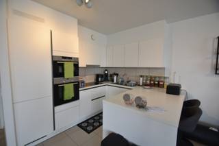 Prachtig eenslaapkamerappartement op project Heuveldal met volgende kenmerken:<br /><br />° kwalitatieve afwerking <br />° veel lichtinval door de grote raampartijen<br />° rustig gelegen met een vlotte verbinding met de E313 en Maastricht<br />° wonen in een verzorgde residentie<br />° op slechts enkele minuten rijden van het commercieel centrum, scholen, sportaccommodaties etc. <br />° alle modern wooncomfort aanwezig<br /><br />INDELING:<br /><br />° Niveau - 1:<br />Kelderberging nr. 2<br /><br />° Niveau 0:<br />Autostaanplaats nr. A1.02<br /><br />° Niveau +1: <br />Inkomhal met vestiaireruimte - gastentoilet - ruime living met open keuken - terras - berging - slaapkamer met en suite badkamer <br /><br /><br />Maak gebruik van deze unieke kans en vraag snel een bezichtiging aan via de website van Confideo Immo. Klik door naar het pand kies vervolgens voor "Ik ben kandidaat" onder de omschrijving. Na het volgen van de stappen wordt u door ons gecontacteerd om een bezichtiging in te plannen.