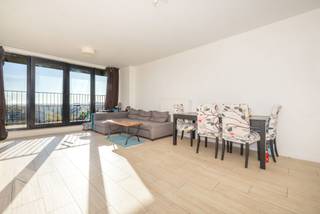 Ontdek in Evere, op een steenworp afstand van de NAVO-wijk en alle voorzieningen van Evere, deze gezellige studio met 1 slaapkamer van ±62 m² (volgens EPC) aan de Genèvestraat, in een modern gebouw uit 2017. De woning ligt op de 10e verdieping en geniet van veel lichtinval en een vrij uitzicht op de omgeving.<br /><br />Vanaf de ingang leidt een hal naar een gezellige leefruimte van ± 22 m², die wordt verlengd door een volledig uitgeruste open keuken en toegang biedt tot een terras van ± 9 m² op het zuidoosten. De studio beschikt ook over een comfortabele slaapkamer van ± 11 m², een badkamer en een apart toilet.<br /><br />Gelegen in een dynamische wijk met goede verbindingen, geniet u hier van een gewilde omgeving: vlakbij de NAVO, snelle toegang tot de ring en de luchthaven, openbaar vervoer, winkels en groene zones.<br /><br />Technische details: aluminium dubbele beglazing, collectieve gasverwarming. Het gebouw beschikt ook over een fietsenstalling en een afvalruimte.<br />EPB: B-. Elektriciteit conform.<br /><br />Daarnaast: een kelder (nr. -2/41) en een inpandige parkeerplaats (nr. -1/126) + 30.000 € (verplicht).<br /><br />Interessante investering: appartement is momenteel verhuurd. Kan bij de ondertekening van de akte worden vrijgegeven!<br />Kosten: ± 130 €/maand (gemeenschappelijke kosten, verzekering, syndicus) + 15 €/maand reservefonds. <br />Een ideale kans voor investeerders of voor wie op zoek is naar een modern appartement in een strategische wijk van Brussel.<br /><br />
<p><b>Algemene kenmerken</b></p>
<ul>
<li>Oppervlakte: ±62 m² (volgens EPC)</li>
<li>EPC: B-</li>
<li>Elektriciteit conform</li>
</ul>
<p><b>Woonruimtes</b></p>
<ul>
<li>Lichte woonkamer van ±22,50 m²</li>
<li>Directe toegang tot het terras</li>
</ul>
<p><b>Keuken</b></p>
<ul>
<li>Ingerichte open keuken van ±6 m²</li>
</ul>
<p><b>Buiten</b></p>
<ul>
<li>Terras van ±9 m² - gelegen (woon- en slaapgedeelte) op het zuidoosten</li>
</ul>
<p><b>Sanitair &amp; bijruimtes</b></p>
<ul>
<li>Badkamer met wasmachine en droger</li>
<li>Aparte wc</li>
<li>Inkomhal met beveiligde deur</li>
</ul>
<p><b>Gebouw &amp; voorzieningen</b></p>
<ul>
<li>Dubbele beglazing</li>
<li>Collectieve gasverwarming</li>
<li>Fietsenstalling</li>
<li>Afvalruimte</li>
<li>Gezonde kelder van ±3 m²</li>
</ul>
<p><b>Technische &amp; financiële informatie</b></p>
<ul>
<li>Elektriciteit conform</li>
<li>Kosten: ±130€/maand (gemeenschappelijke kosten, verzekering, beheerder)</li>
<li>Reservefonds: 15€/maand</li>
<li>Individuele kosten voor water en elektriciteit</li>
</ul>