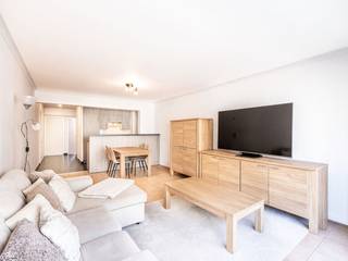 Appartement met twee volwaardige slaapkamers te koop in de residentie Oostbank, gelegen op de Albert I Laan te Oostduinkerke-Bad. Deze residentie geniet van een uiterst centrale ligging: vlakbij zee, het commercieel centrum en de tramhalte voor de deur.<br /><br />Het pand bevindt zich op de eerste verdieping en werd reeds grotendeels gerenoveerd. De ramen werden vervangen, de keuken werd recent gerenoveerd en is voorzien van alle nodige elektrische toestellen, de vloeren werden vernieuwd. <br /><br />Het pand werd als volgt ingedeeld: inkomhal | ruime leefruimte met open keuken, volledig uitgeruste keuken | badkamer met douche en lavabo in meubel | afzonderlijk toilet | eerste ruime slaapkamer | tweede ruime slaapkamer uitgevend op zonnig terras met buitenberging aan de achterkant.<br /><br />Privatieve kelder inbegrepen in de prijs, gemeenschappelijke fietsenberging aanwezig! <br /><br />De voorgevel van de residentie werd recent gerenoveerd, een serieuze meerwaarde voor dit pand.<br /><br />Op zoek naar een instapklaar, centraal gelegen appartement te Oostduinkerke? Neem snel contact met ons op!
