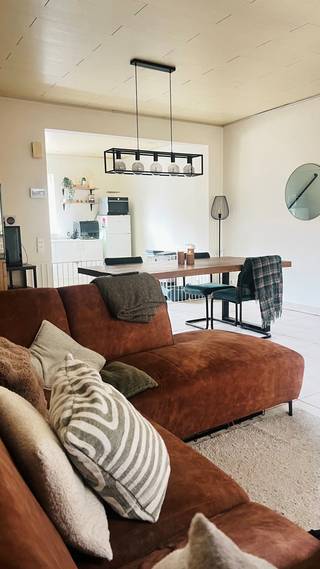 Gezellig huisje met garage en tuin in hartje Aarschot!<br /><br />In een charmante straat in het centrum van Aarschot bevindt zich deze goed onderhouden woning met garage en tuin. Dankzij de uitstekende ligging woon je hier op wandelafstand van winkels, gezellige horecazaken, openbaar vervoer en het stadspark, terwijl je toch geniet van rust en privacy. Een ideale woning voor starters, alleenstaanden of een jong koppel dat comfortabel en centraal wil wonen.<br /><br />Bij het betreden van de woning kom je op het gelijkvloers, waar zich een ruime garage met automatische poort bevindt. Daarnaast is er een praktische wasruimte en een apart gastentoilet. Vanuit deze verdieping heb je rechtstreeks toegang tot het gezellige terras en de tuin.<br /><br />De eerste verdieping vormt het hart van de woning en omvat het aangename leefgedeelte. De lichtrijke woonkamer sluit naadloos aan op de open ingerichte keuken. Ramen voor-en achteraan zorgen hier voor een overvloed aan natuurlijk licht en creëren een open en gezellige leefomgeving. Via de draaitrap kom je op de tweede verdieping waar zich een ruime en comfortabele slaapkamer bevindt samen met een verzorgde badkamer uitgerust met een ligbad en een tweede toilet. Verder is er nog een aparte technische ruimte met een recente en energiezuinige Viessmann-gasketel, wat bijdraagt aan een efficiënt energieverbruik.<br /><br />Deze woning combineert een uitstekende ligging met comfort, functionaliteit en een aangename woonbeleving.<br /><br />Heb je interesse? Vraag snel een bezoek aan!