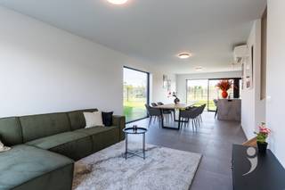 <p><span>Bijzonder energiezuinige nieuwbouwwoning te Wilsele.</span></p><p><span> </span></p><p><span>Deze gloednieuwe woning heeft  4 slaapkamers, een volledig uitgeruste keuken en badkamer. Deze biedt u niet alleen optimaal comfort maar ook een lage energiefactuur.</span></p><p><span>Daar er bijzonder veel rekening wordt gehouden met optimalisatie van het leefmilieu (verwarming, ventilatie, isolatie...) bekomt men een zeer streng E-peil </span></p><p><span>Ook de indeling van de woning is bijzonder praktisch. De gelijkvloerse verdieping is voorzien van een handige inkomhal met gastentoilet, grote leefruimte en open keuken met kookeiland (uitgerust met Miele toestellen). De berging biedt extra opbergruimte.</span></p><p><span> </span></p><p><span>De bovenverdieping is bereikbaar via een mooi afgewerkte eiken trap. Dankzij de 4 slaapkamers is er aan slaap-/hobby-/thuiswerkruimte geen gebrek!</span></p><p><span>Deze verdieping geniet ook van een apart toilet. De badkamer is volledig afgewerkt met een douche, ligbad en dubbele wastafel.</span></p><p><span> </span></p><p><span>Het dak is voorzien van zonnepanelen en de woning is voorzien van een thuis batterij. </span></p><p><span>Verwarming a.d.h.v. een lucht/lucht-warmtepomp. Warm water via een warmtepomp boiler.</span></p><p><span>Vooraan de woning is er parkeerplaats de wagen voorzien en er is een laadpaal aanwezig voor elektrische wagens. </span></p><p><span>Daarnaast is er uiteraard ook nog een waterput aanwezig.</span></p><p><span> </span></p><p><span>De woning is onmiddellijk beschikbaar voor korte duur huurovereenkomsten.</span></p><p><span>De tuin zal later dit jaar aangelegd worden. Deze is voorzien van een fijn terras en een mooi stuk tuin met grasplein dat makkelijk te onderhouden is. Er is reeds een tuinhuis voorzien.</span></p><p><span>Interesse in deze nieuwbouw woning? vraag uw bezoek aan via onze website!</span></p><p><span> </span></p>