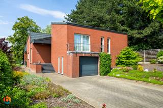 Op een centrale locatie te Aarschot bevindt zich deze instapklare woning met 3 slaapkamers en een prachtige tuin op een ruim perceel van maar liefst 1617 m². Gezien de centrale ligging geniet u hier van een goede bereikbaarheid via belangrijke invalswegen, in de nabijheid van scholen, horeca, winkels en het openbaar vervoer.<br /><br />We betreden de woning via de inkomhal met gastentoilet en aparte bureauruimte. Door de hal komen we in de lichtrijke leefruimte, dewelke gezellig ingericht kan worden met verschillende zitgedeelten, allen met prachtig zicht op de tuin. De woning onderscheidt zich door haar speelse niveauverschillen, die zorgen voor een ruimtelijk en karaktervol geheel. Grenzend aan de leefruimte bevindt zich de keuken, voorzien van de voornaamste toestellen. Via de keuken hebben we toegang tot de westgerichte tuin met terras en twee tuinhuizen, waar u steeds in alle rust en privacy kan genieten van het mooie weer. Het ruime perceel zorgt voor vele mogelijkheden. Zo is er bijvoorbeeld achteraan de tuin een toffe moestuin aangelegd. Tenslotte is het gelijkvloers voorzien van een inpandige garage.<br /><br />Via de nachthal op de eerste verdieping komen we bij de 3 slaapkamers en de badkamer, uitgerust met een dubbele lavabo, inloopdouche en toilet. Tot slot beschikt de woning over zonnepanelen, een conforme elektriciteitskeuring en is het volledige pand onderkelderd.<br /><br />Dit is een uitstekende opportuniteit als u op zoek bent naar een ruime, instapklare woning met 3 slaapkamers en een ruime westgerichte tuin in de regio van Aarschot. Contacteer ons voor meer informatie op 0472 82 80 66 of neem een kijkje op www.boonstravastgoed.be.<br /><br />Bijzonderheden:<br />- 3 slaapkamers <br />- Volledig onderkelderd<br />- Reeds deels gerenoveerd