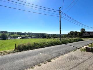 PRACHTIG GELEGEN degelijke grote woning met TUIN, GARAGE en genietend van een waanzinnig UITZICHT! 

Indeling: inkom en traphal, grote garage, berging. Op het 1ste verdiep bevinden zich de overloop, grote leefruimte, keuken en toilet. Het 2de verdiep bestaat uit de overloop, 2 slaapkamers, dressing en badkamer. GROTE ZOLDER met potentieel. 

TROEVEN: deels dubbele beglazing, centrale verwarming op mazout, grote tuin, PRACHTIGE LIGGING, betonnen gewelven.