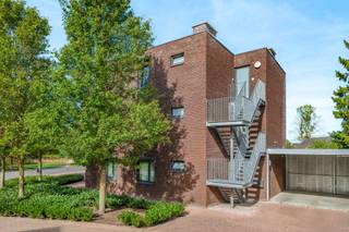 <p><strong><span>Comfortabel wonen in een groene omgeving, vlak bij het centrum van Kasterlee.</span></strong></p>
<p><span>In de Sint-Antoniusstraat, binnen de residentiële woonomgeving Rulloop, bevindt zich dit verrassend ruime drieslaapkamerappartement. Een fijne combinatie van hedendaags wooncomfort, een praktische indeling en een omgeving waar groen en rust een belangrijke plaats innemen.</span></p>
<p><strong><span>Een leefruimte waar het leven centraal staat</span></strong></p>
<p><span>De ruime woonkamer vormt samen met de open keuken het hart van het appartement. De raampartijen zorgen voor aangenaam daglicht, terwijl de open indeling een natuurlijke verbinding creëert tussen koken, tafelen en ontspannen.</span></p>
<p><span>De ingerichte keuken met kookeiland, ingebouwde toestellen en voldoende kastruimte sluit mooi aan op de leefruimte. Een gezellige en functionele plek waar het dagelijkse leven zich moeiteloos afspeelt.</span></p>
<p><strong><span>Drie slaapkamers, tal van mogelijkheden</span></strong></p>
<p><span>Met drie slaapkamers biedt dit appartement meer flexibiliteit dan je misschien zou verwachten. Naast een comfortabele slaapruimte is er plaats voor een thuiskantoor, hobbykamer of logeerkamer.</span></p>
<p><span>De afzonderlijke toiletruimte, praktische berging en overzichtelijke indeling dragen bij aan het dagelijkse gebruiksgemak.</span></p>
<p><strong><span>Buiten genieten, midden in het groen</span></strong></p>
<p><span>Ook buiten heeft deze woonplek heel wat te bieden. Het terras vormt een aangename aanvulling op de leefruimte en nodigt uit om even buiten te zitten.</span></p>
<p><span>De residentiële omgeving wordt gekenmerkt door groene zones, wandelverbindingen en waterpartijen. Een aantrekkelijk kader dat het wonen hier net dat beetje extra geeft.</span></p>
<p><strong><span>Een ligging die het verschil maakt</span></strong></p>
<p><span>De nabijheid van het centrum van Kasterlee maakt het plaatje compleet. Winkels, horeca en dagelijkse voorzieningen bevinden zich binnen handbereik, terwijl de woonomgeving zelf een aangenaam groen karakter behoudt.</span></p>
<p><span>De aanwezige overdekte parkeermogelijkheid zorgt voor bijkomend praktisch comfort.</span></p>
<p><strong><span>Een appartement dat ruimte biedt om te wonen zoals jij dat wilt.</span></strong></p>
<p><span>Benieuwd of dit jouw nieuwe thuis kan worden? Maak een afspraak en ontdek de mogelijkheden van dit appartement tijdens een persoonlijke rondleiding.</span></p>