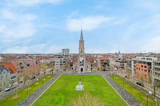 Roeselare-stadskern. PENTHOUSE op 6de verdieping aan het Coninckplein gelegen, met 2 slaapkamers, ochtendterras en avondterras. Een pareltje...