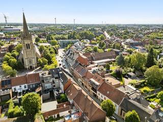 In de Hoogstraat 9 vinden we deze karaktervolle rijwoning waar het grote woonvolume (307m²) je zeker kan verrassen.<br />Een pand met geschiedenis, een kroeg, een kruidenierswinkel en jarenlang een gekende beenhouwerij. De eigendom vraagt een grondige renovatie, maar met wat verbeelding ziet men dat hier een fantastische gezinswoning kan gecreëerd worden. <br /><br />Dankzij de grote bewoonbare oppervlakte, is een uitbreiding hier niet nodig. De bestaande ruimtes kunnen perfect ingericht worden tot de eigen familiale situatie.<br />De voormalige winkel kan eventueel ook verbouwd worden tot garage.<br /><br />Een leuke patio levert veel daglicht aan de aansluitende ruimtes, de XL woonkamer en afzonderlijke keuken kijken op de fantastische tuin (875m²) met veel kleurrijke borders, hoge bomen en een handige tuinberging. Een speelparadijs voor ravotters, een oase van rust voor natuurliefhebbers, dit met zicht op de Kerktoren van de Sint-Petrus en Pauluskerk.<br /><br />De woning biedt ruimte aan een voormalige beenhouwerij (winkel), bureau, inkomhal/fietsenberging, kelder, toilet, woonkamer, keuken, berging, gelijkvloerse badkamer. Op de verdieping bevinden zich 3 volwaardige slaapkamers, de tweede badkamer en een grote zolderruimte (met vaste trap), verder in te rechten als speelzolder, hobbyruimte, extra slaapkamers,...<br />Een woonst met geschiedenis, maar klaar voor een volgend hoofdstuk. <br />Ontdek haar veel troeven en plan vrijblijvend een bezoek in!