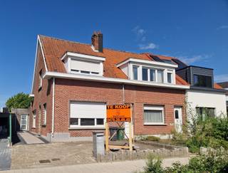 <p><span> </span></p><p><span>Instapklare halfopen bebouwing met tuin, gelegen in een rustige wijk en toch op wandelafstand van het centrum. </span></p><p><span> </span></p><p><span>De indeling: </span></p><p><span> </span></p><p><span>Gelijkvloers: </span></p><p><span>Inkomhal met trap naar kelder, leefruimte met open keuken, bureau, wasplaats met douche, apart toilet. </span></p><p><span> </span></p><p><span>1ste verdieping: </span></p><p><span>Twee ruime slaapkamers, badkamer met hoekbad, enkele wastafel en toilet. </span></p><p><span>Vaste trap naar 2de verdieping. </span></p><p><span> </span></p><p><span>2de verdieping: </span></p><p><span>Slaapkamer (zolderkamer met dakramen).</span></p><p><span> </span></p><p><span> </span></p><p><span>Positieve punten:</span><span> </span></p><p><span>- Elektriciteit conform</span></p><p><span>- Mooie ruime tuin</span></p><p><span>- CV op gas met condensatieketel</span></p><p><span>- gunstig EPC</span></p><p><span>- Goede ligging, in rustige wijk</span></p><p><span>- Op wandelafstand van het centrum</span></p><p><span> </span></p><p><span> </span></p><p><span>- Opgenomen in maatregelenregister: Nee</span></p><p><span> </span></p><p><span> </span></p>